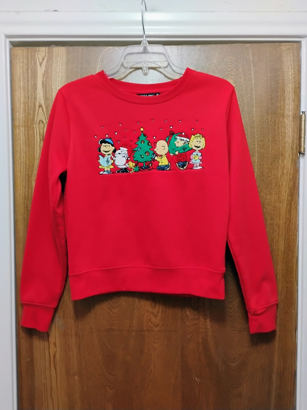 Peanuts Red Crewneck Sweatshirt with Holiday Character Graphic. Size Medium